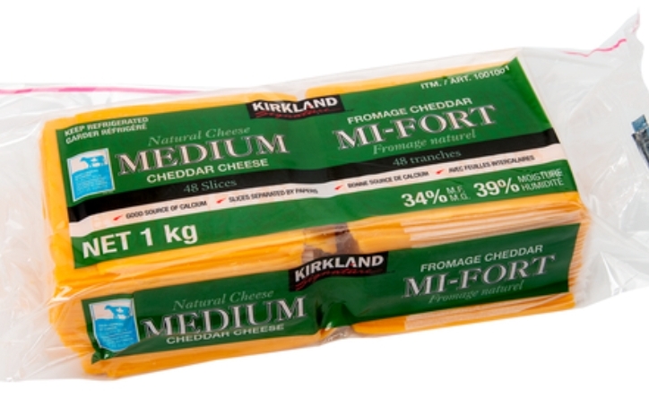 KIRKLAND MEDIUM SLICED CHEDDAR CHEESE 1 KG
